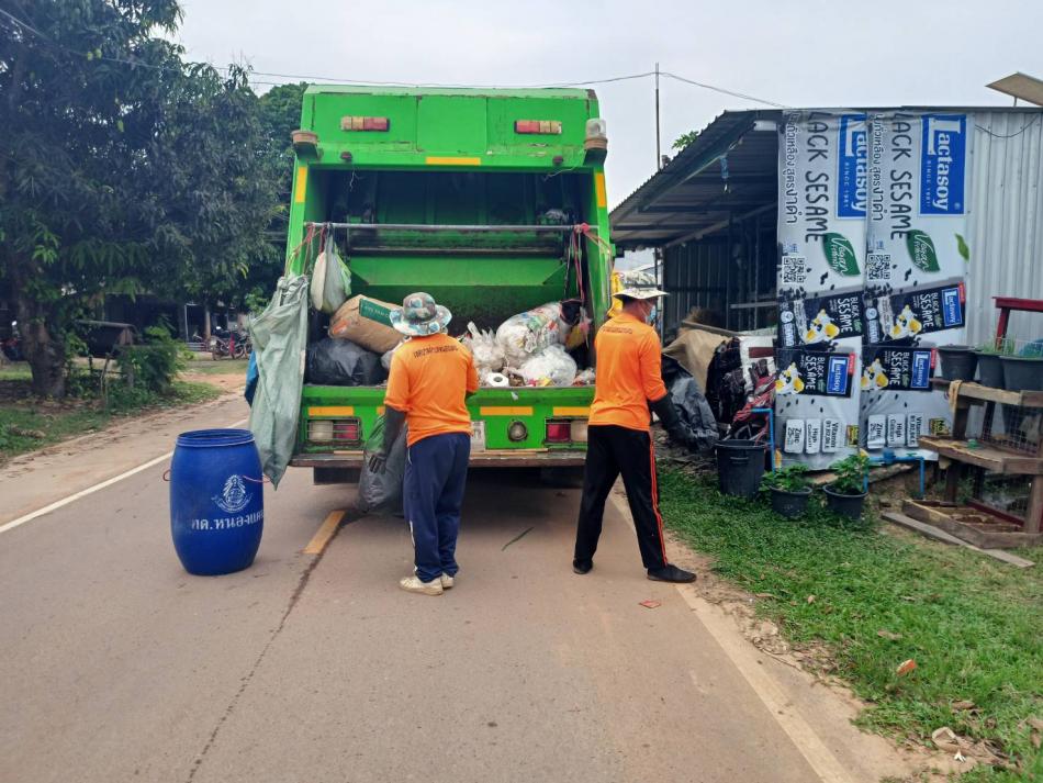 ลงพื้นที่ปฏิบัติงานเก็บขนขยะเส้นทางบ้านหนองแคน หมู่ที่ 2  