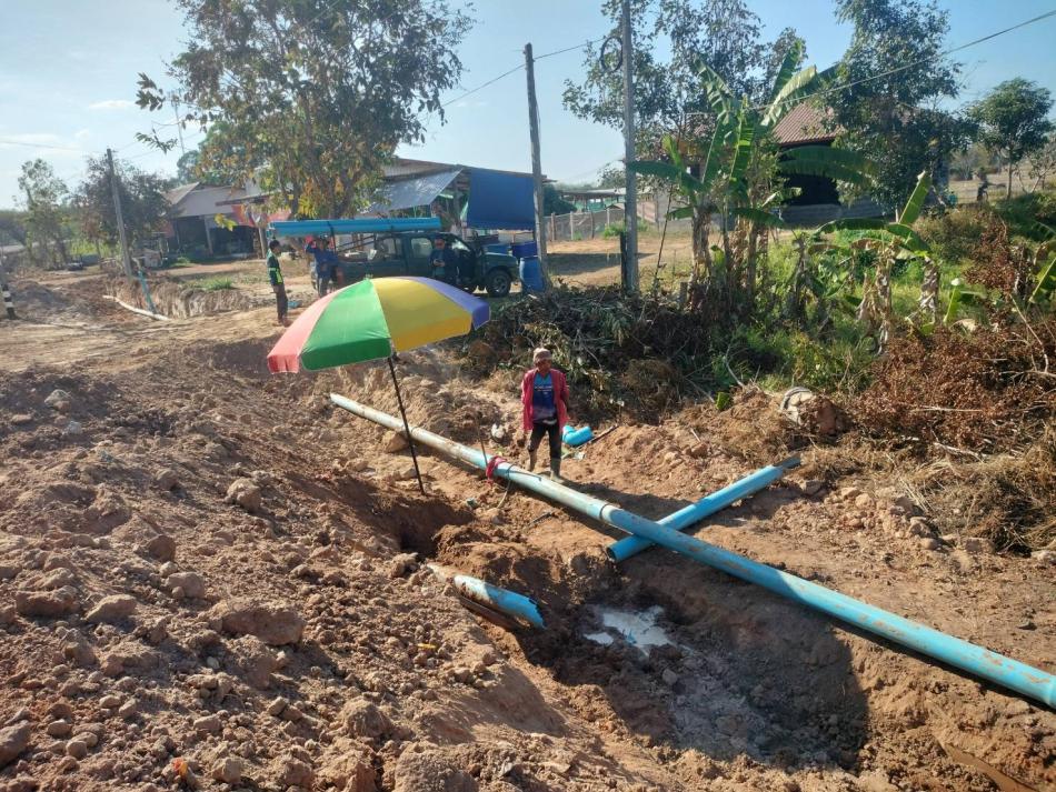 กองช่างปฏิบัติงานภาคสนาม งานย้ายท่อเมนประปา ขนาด 6 นิ้ว