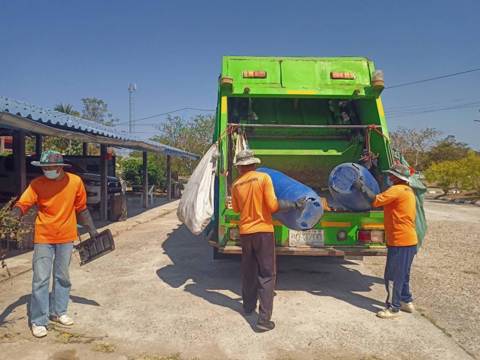 พนักงานเก็บขยะเทศบาลฯ ลงพื้นที่ปฏิบัติงานเก็บขนขยะเส้นทางบ้านหนองแคน