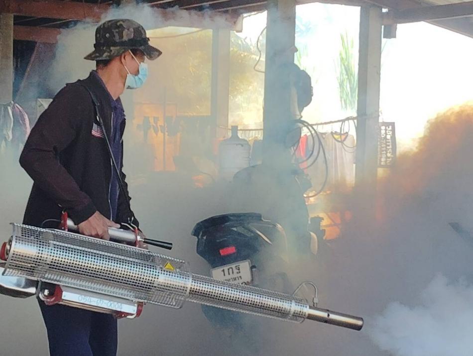 ออกปฏิบัติการฉีดพ่นหมอกควัน กำจัดยุงลาย ป้องกันไข้เลือดออกระบาด และเป็นการตัดวงจรลูกน้ำยุงลาย