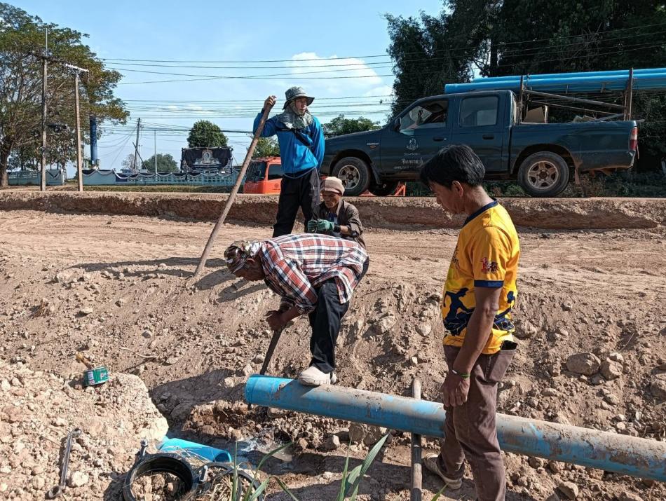 กองช่างปฏิบัติงานภาคสนาม จำนวน 1 จุด งานย้ายท่อเมนประปา ขนาด 6 นิ้ว 